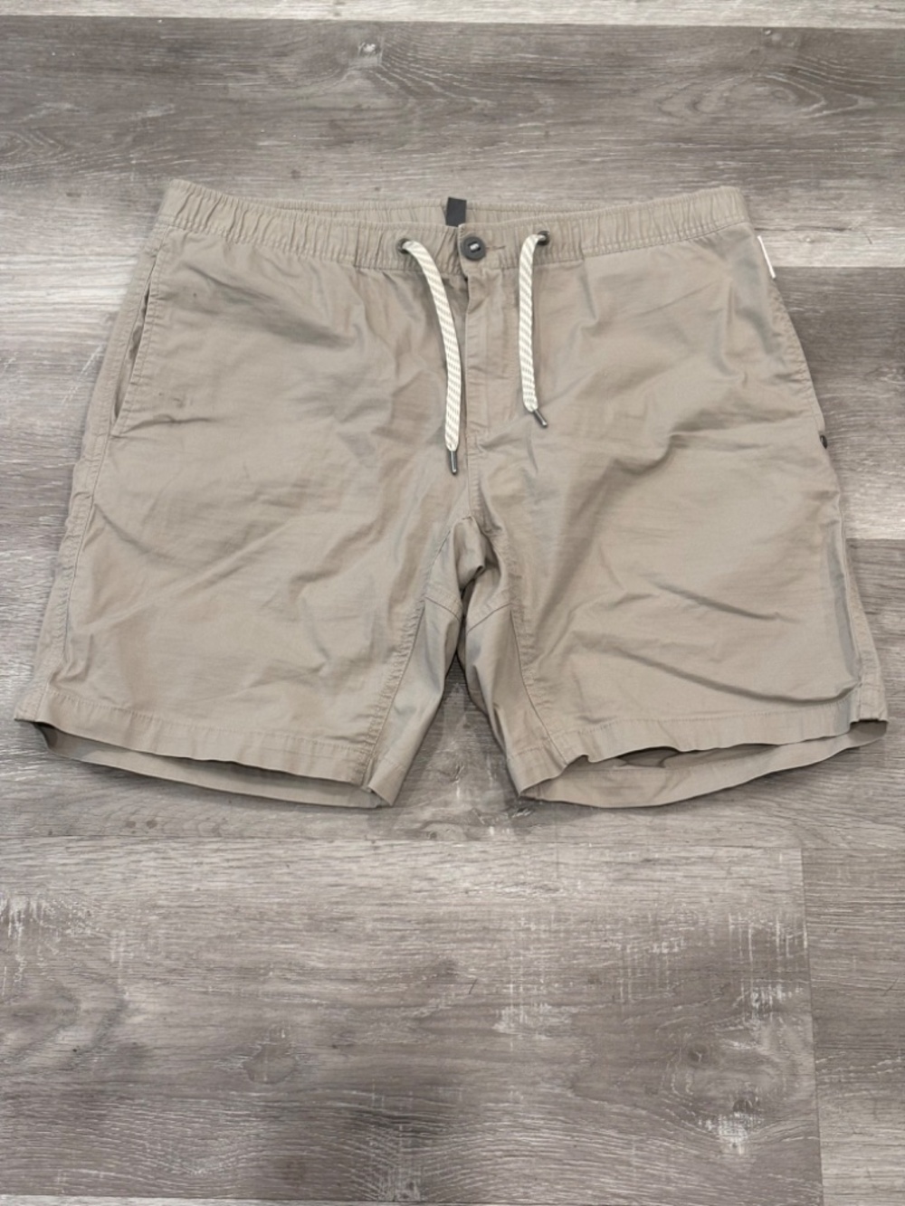 Vuori Ripstop Shorts Mens XL Sesame Gray Drawstring Zip Logo Pockets V370 NWOT